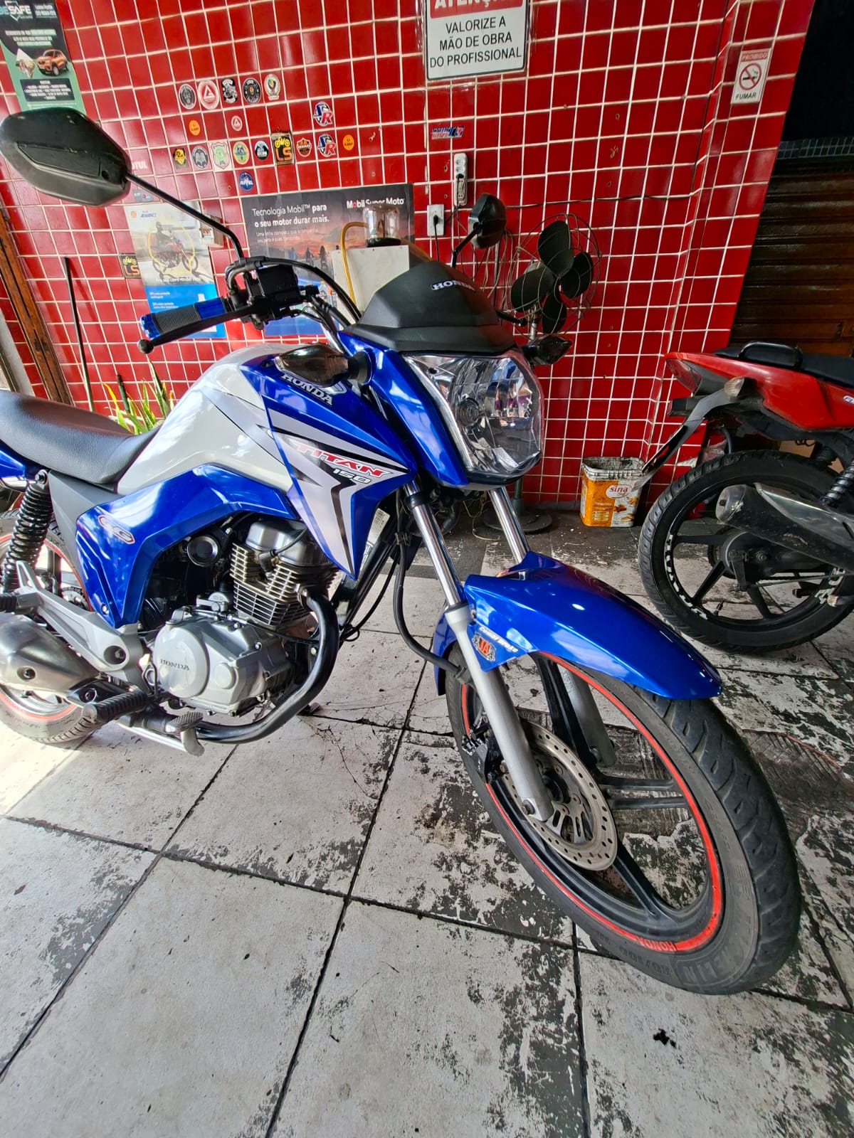 Honda CG Titan azul finalizada na oficina